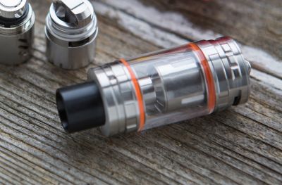 Liquid Tank einer Vape auf einem Tisch