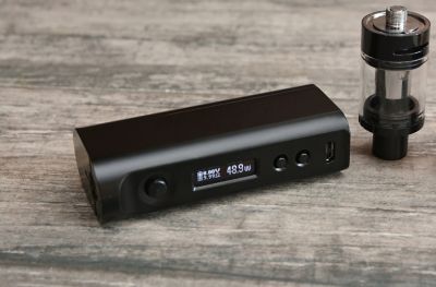 Elegantes schwarzes Vape Device mit abnehmbaren Bauteilen auf einem Tisch.