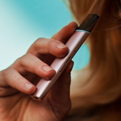 VEEV Vape in der Hand einer Frau