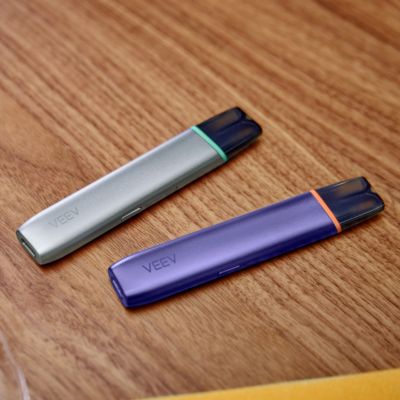 Zwei VEEV ONE Devices auf einem Holztisch