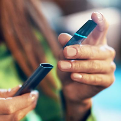 Jemand steckt einen Pod in ein VEEV ONE Device