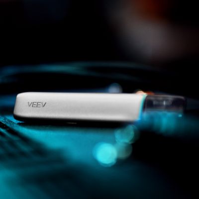 Nahaufnahme von einem VEEV ONE Device mit eingesetztem Pod