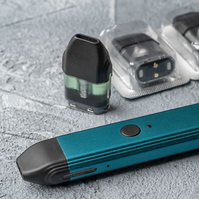 Nahaufnahme von einer E-Zigarette mit austauschbaren Pods