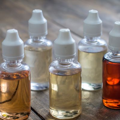Nahaufnahme von Fläschchen mit E-Liquids