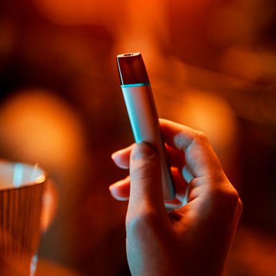 Eine Hand hält ein VEEV NOW Device