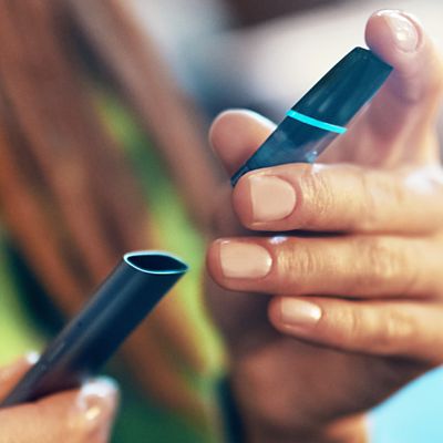 Nauhaufnahme von einem VEEV ONE Device, in das ein Pod eingesetzt wird