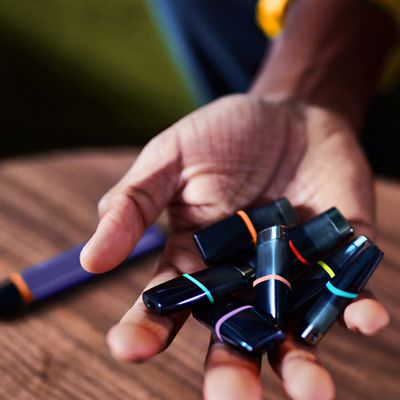 Eine Hand hält mehrere VEEV ONE Pods