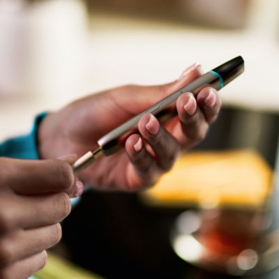 Jemand schließt ein Silky Grey VEEV ONE Device an ein Ladegerät an