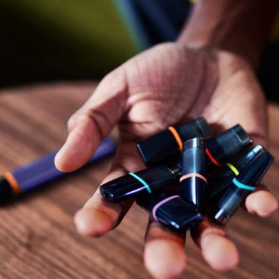 Eine Hand hält mehrere VEEV ONE Pods