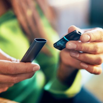 Jemand setzt einen Pod in ein VEEV ONE Device in Silky Grey ein