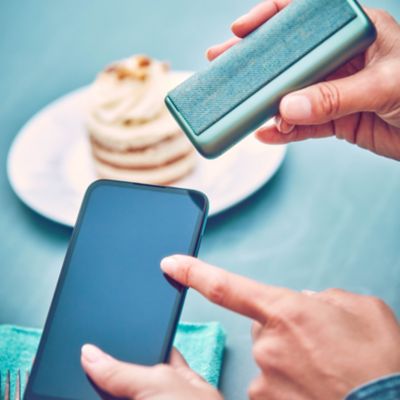 Menschen bedienen ein Smartphone