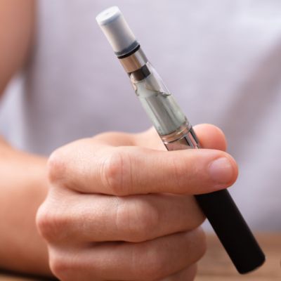 Jemand hält eine E-Zigarette in der Hand