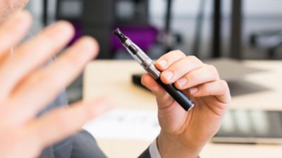 Jemand hält eine E-Zigarette in der Hand