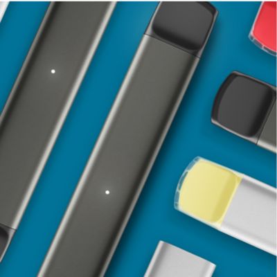 Verschiedene Einweg-Vapes vor einem türkisen Hintergrund