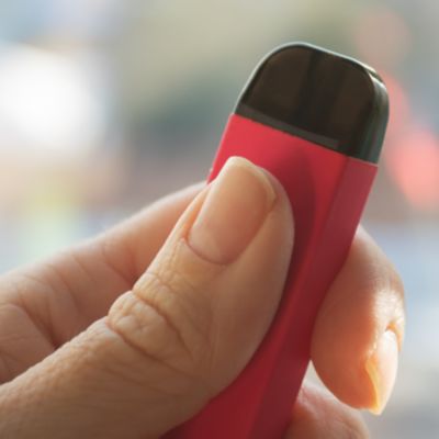 Jemand in einem pinken Pullover hält ein VEEV ONE Device in der Hand