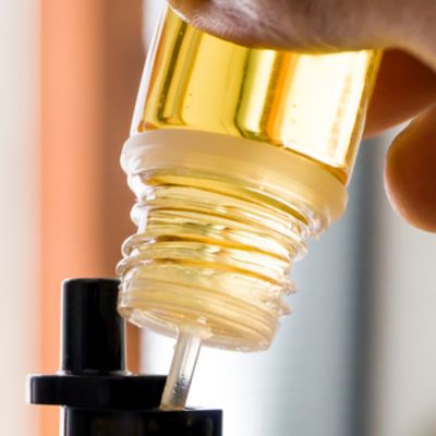 Jemand füllt Liquid in ein Vape