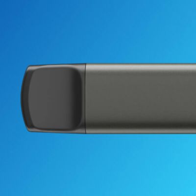 Der obere Teil eines Einweg-Vapes in Nahaufnahme vor einem blauen Hintergrund