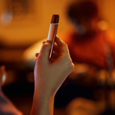 Ein Eingwe-Vape vor einem blauen Hintergrund mit Tropfen-Grafiken