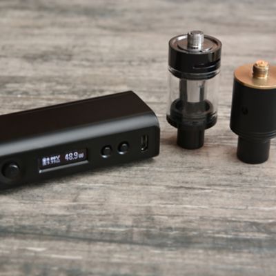 Eine E-Zigarette mit Zubehör