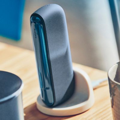 Ein IQOS ILUMA Pocketcharger in Azure Blue in einer Ladeschale