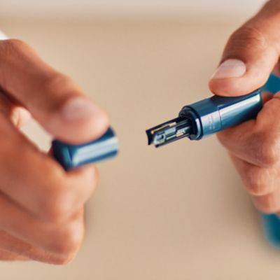 Jemand hat das Heizelement eines Tabakerhitzers geöffnet