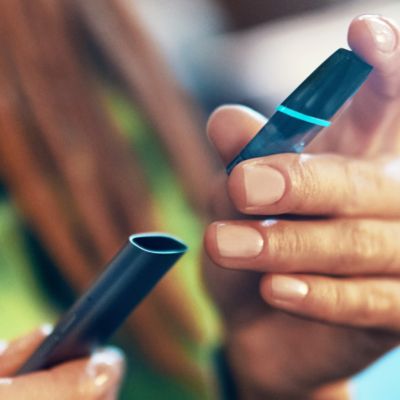 Frau entfernt VEEV ONE Pod aus VEEV ONE Gerät