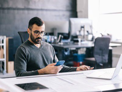 A man is searching for information on nicotine gum in Egypt