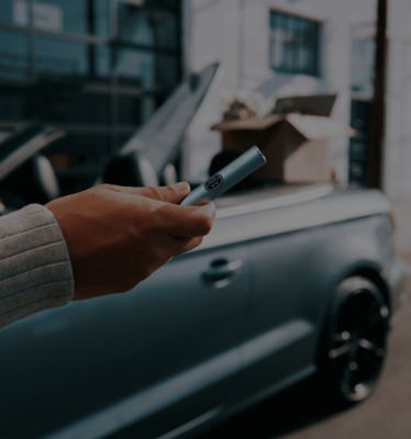 IQOS ILUMA i PRIME en color Breeze Blue encima de una caja