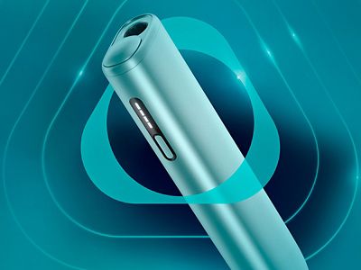 Устройство IQOS ILUMA i ONE цвета Лазурный бриз внутри логотипа на темно-бирюзовом фоне