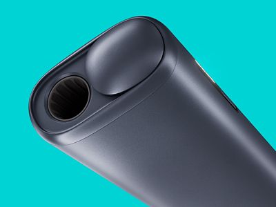 Устройство IQOS ILUMA i ONE цвета Черный графит крупным планом на бирюзовом фоне