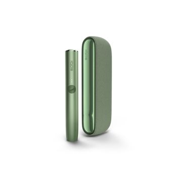 Un appareil IQOS ILUMA VERT et chargeur de poche.