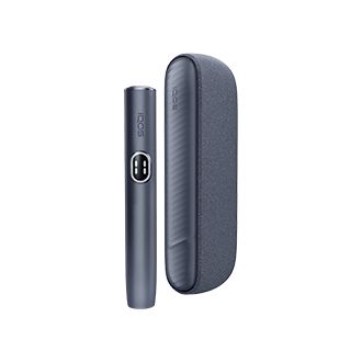 Midnight black IQOS ILUMA i cihazı və onun şarj aləti, dayanıqlı vəziyyətdə