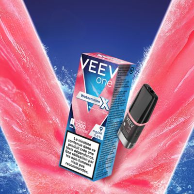 Paquet d’emballage de VEEV ONE Pathèque EXTRA posé sur un V coloré en rouge et un fond bleu sombre.