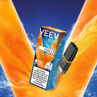 Paquet d’emballage de VEEV ONE Mangue EXTRA posé sur un V coloré en rouge et un fond bleu sombre.