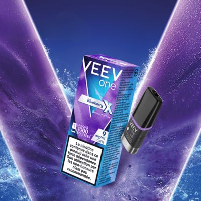 Paquet d’emballage de VEEV ONE Mure EXTRA posé sur un V coloré en rouge et un fond bleu sombre.