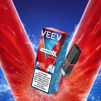 Paquet d’emballage de VEEV ONE Fraise EXTRA posé sur un V coloré en rouge et un fond bleu sombre.