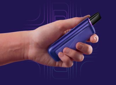 Cigarette électronique VEEV One+ tenue en main illustrant une expérience de vapotage optimale, format ergonomique et utilisation intuitive.
