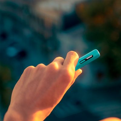 IQOS ILUMA i ONE color Breeze Blue parado