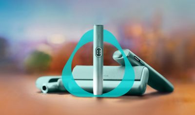 Устройства Breeze Blue IQOS ILUMA i PRIME, IQOS ILUMA i и IQOS ILUMA i ONE, с логотипом IQOS