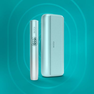 IQOS ILUMA i na tyrkysovom pozadí