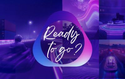 Fialový vizuál s neonovým nápisom „Ready to go?“ a motívmi nočnej jazdy a hudby.