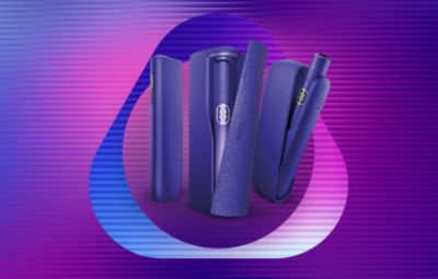 Zariadenia IQOS ILUMA i v novej elektrizujúcej fialovej farbe vyobrazené na fialovom pozadí a IQOS logo.