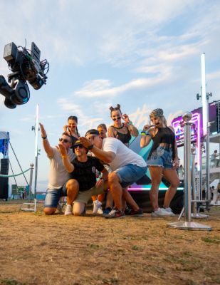 Skupina ľudí na festivale