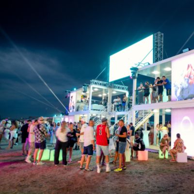 Skupina ľudí v IQOS lounge