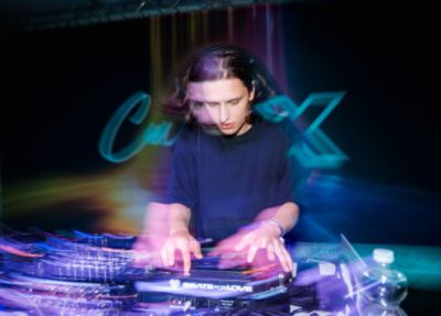 DJ v IQOS lounge