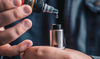 Vaping zariadenie v ruke