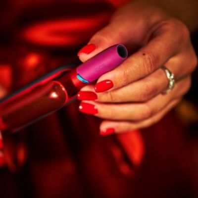 Žena držící IQOS zařízení.