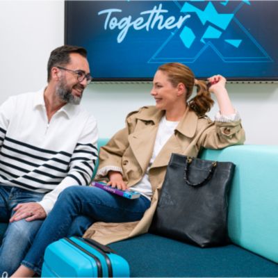 Muž a žena sedí v IQOS LOUNGE