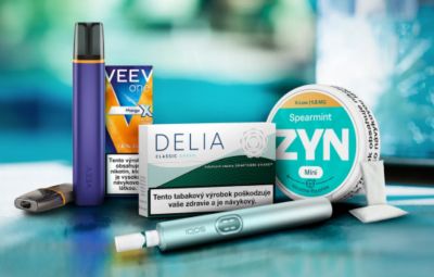 Krabička VEEV ONE Mango X, DELIA Classic Green a ZYN Spearmint nastole so zariadeniami.