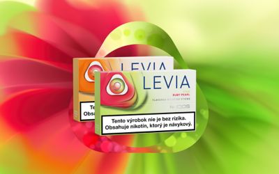 Dve krabičky náplní LEVIA pre IQOS ILUMA na farebnom pozadí